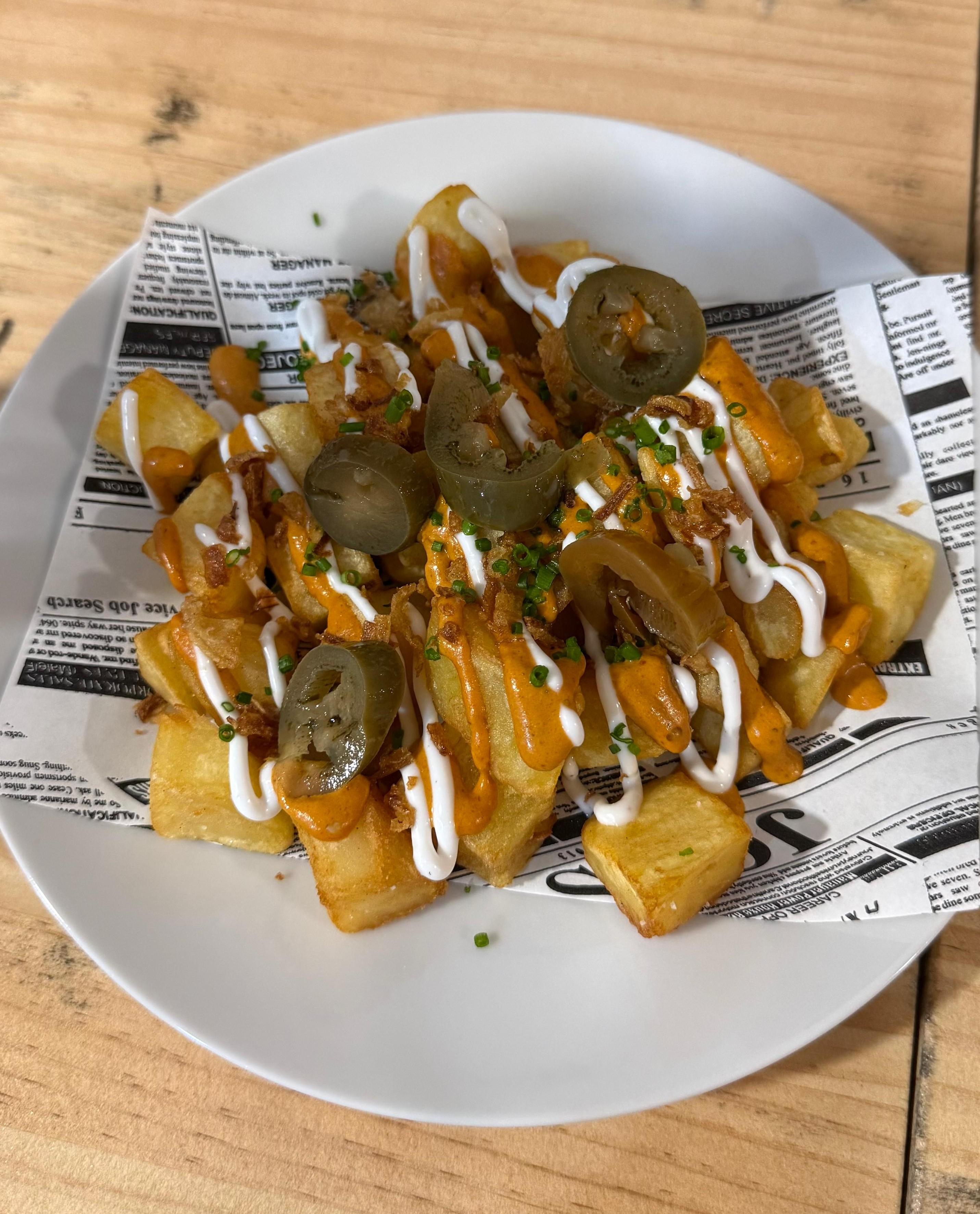 Patatas bravas, tapeo de Tierra de Todos