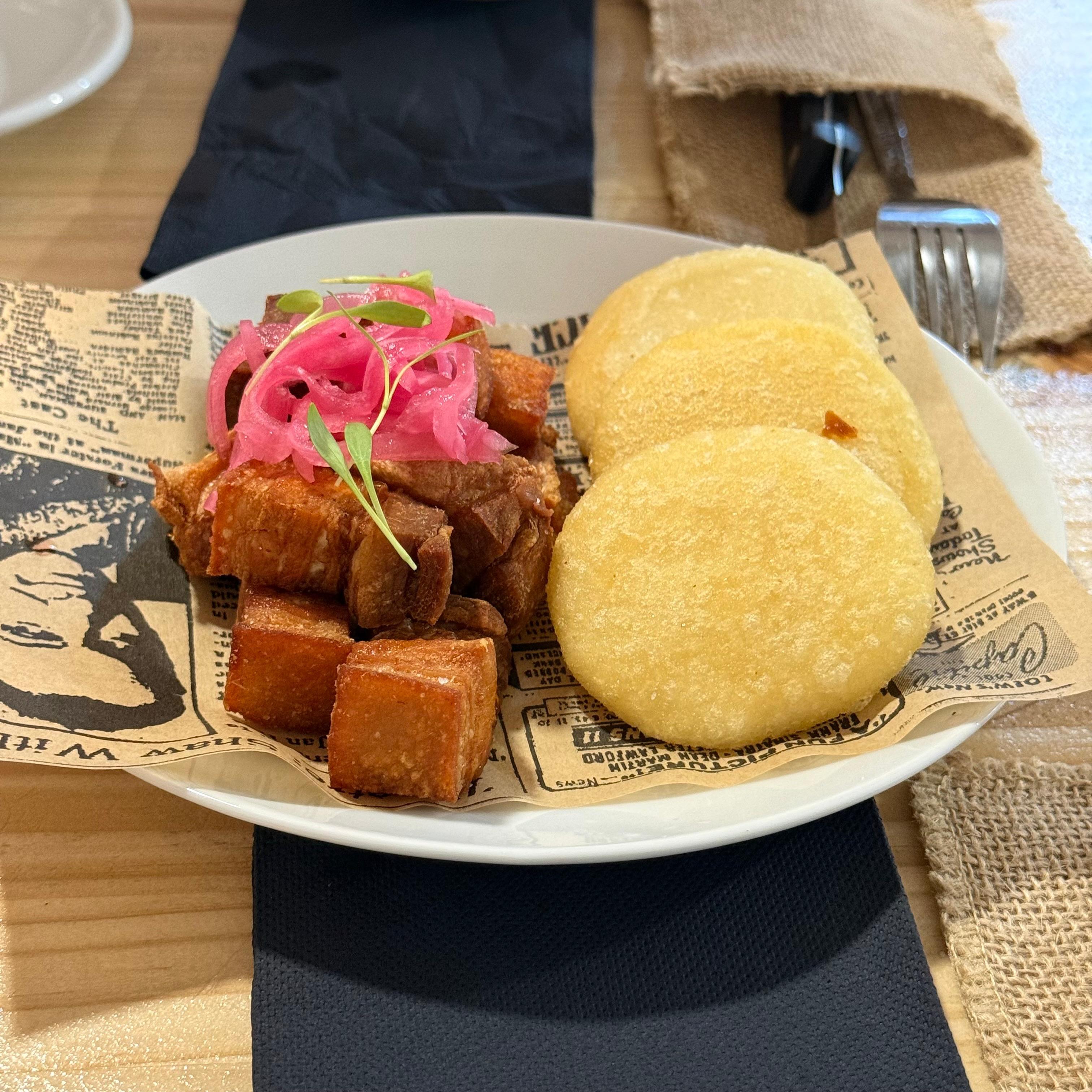 Chicharrón con arepitas, tapeo de Tierra de Todos