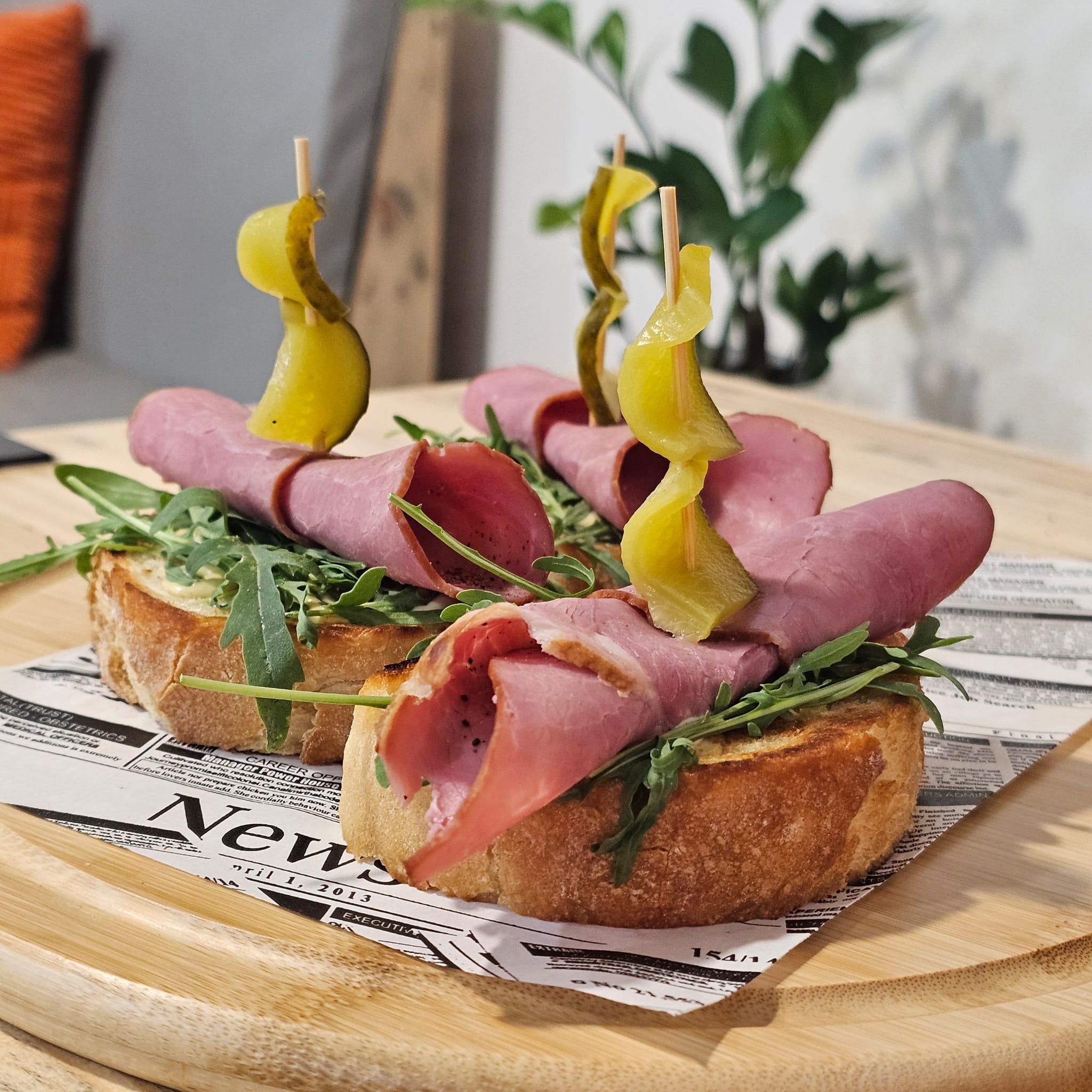 Pincho con pepinillo, tapeo de Tierra de Todos
